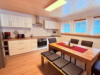 große sehr gut ausgestattete Wohn-Essküche