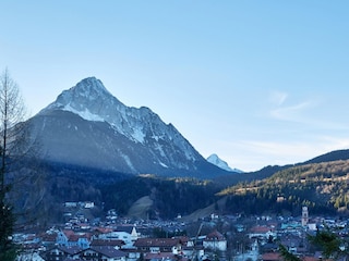 Wohnzimmerblick auf Wetterstein und Alpspitze