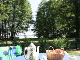 Frühstück auf der Terasse mit Seeblick