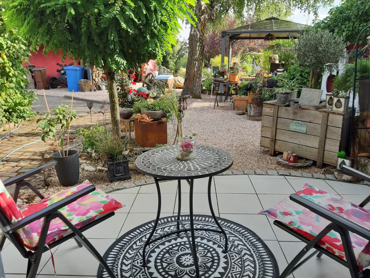 Terrasse mit Blick auf Pavillon und Garten