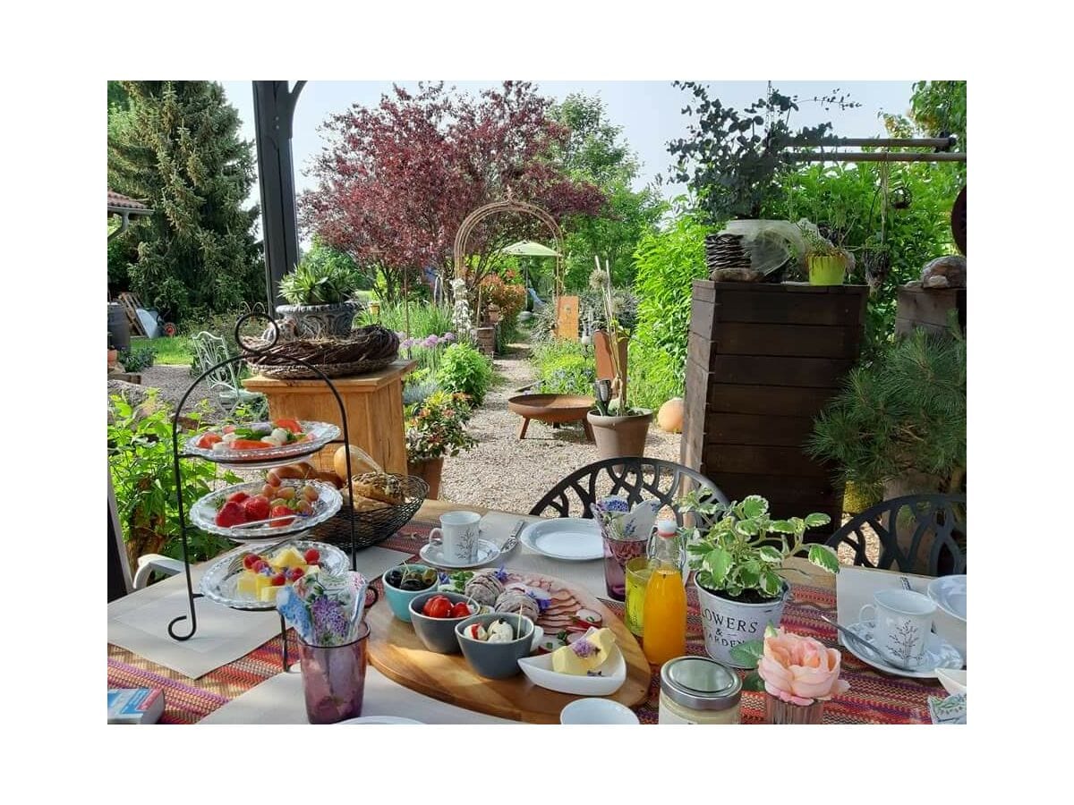 Frühstück im La Maisonannette-Garten