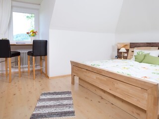 Schlafzimmer mit gemütlicher Sitzecke