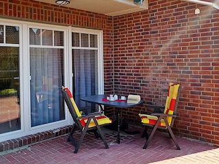 geschützte großzügige Terrasse