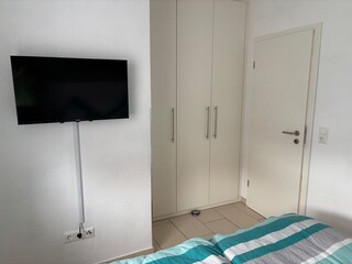 Schlafzimmer mit 2. großem Fernseher
