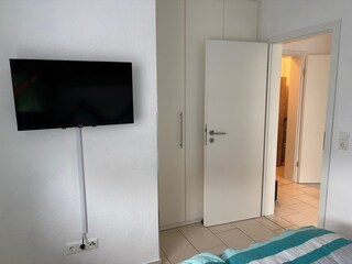 Schlafzimmer mit 2. großem Fernseher