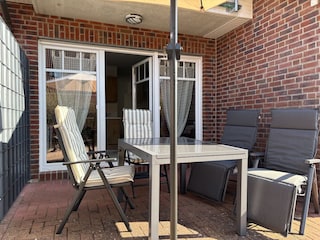 teilüberdachte Terrasse mit ebike-Ladestation