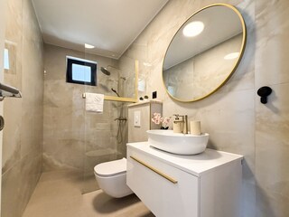 Badezimmer mit Dusche