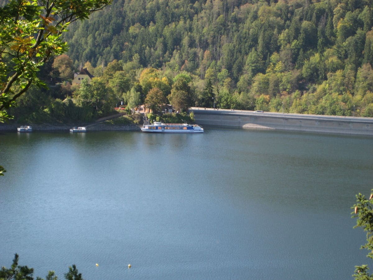 Staumauer mit Dampferanlegestelle