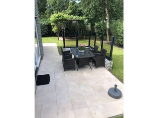 Terrasse mit Windschutz