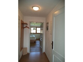 Flur mit Sicht ins Schlafzimmer