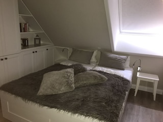 Schlafzimmer in der oberen Etage mit Nordseeblick