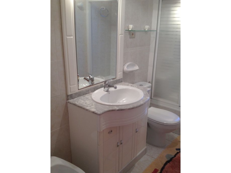 badezimmer mit dusche und spiegel