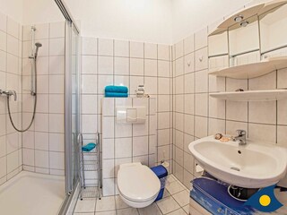 Badezimmer mit Dusche und WC