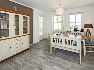 Essbereich mit Zugang zum Balkon