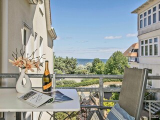 Balkon mit Sitzmöglichkeiten und Meerblick