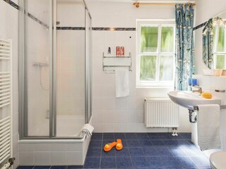 Badezimmer mit Dusche und WC