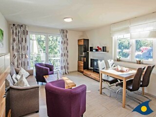 Wohnzimmer mit Essbereich und Zugang zum Balkon