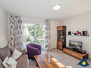 Wohnzimmer mit Zugang zum Balkon