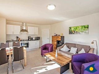 Wohnzimmer mit Essbereich und Küchenzeile