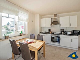 Küchenzeile mit Essbereich