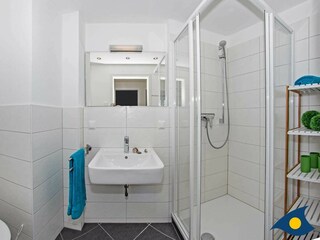 Badezimmer mit Dusche und WC