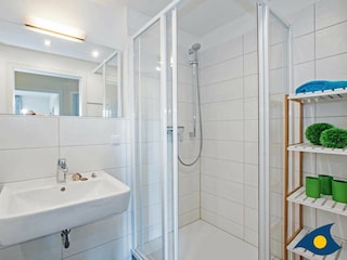 Badezimmer mit Dusche und WC