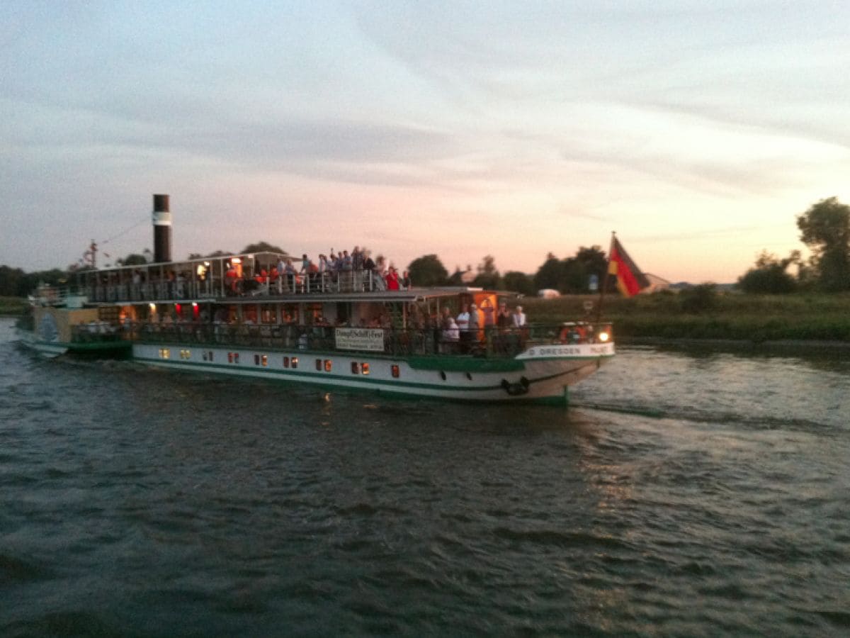 Dampfer auf der Elbe - Haltestelle 5 Fußminuten