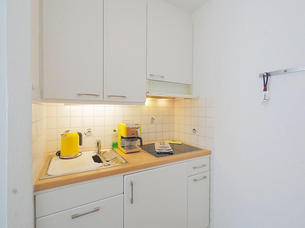 Küchenzeile mit Toaster, Kaffemaschine, Wasserkocher
