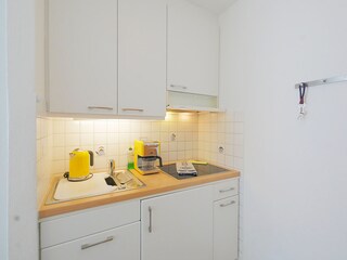 Küchenzeile mit Toaster, Kaffemaschine, Wasserkocher