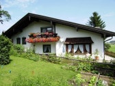 Unser Gästehaus mit der Ferienwohnung in Hanglage