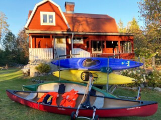 2 Kanus & 2 Kajaks mit Zubehör zur freien Verfügung