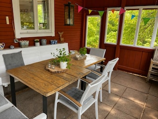 Gemeinsam auf der Veranda sitzen, essen oder lesen