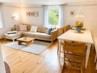Wohn-/ Esszimmer mit Tisch für bis zu 10 Personen
