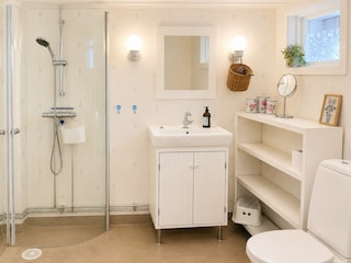 Funktionales Badezimmer mit Dusche & WC