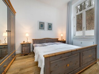 Schlafzimmer mit großem Kleiderschrank und 2x2m Bett.