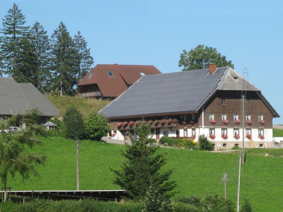 Bauernhof, im Hintergrund Gästehaus