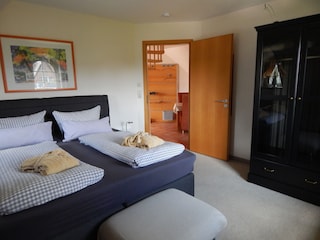 neu ausgestattetes Schlafzimmer mit Boxspringbett