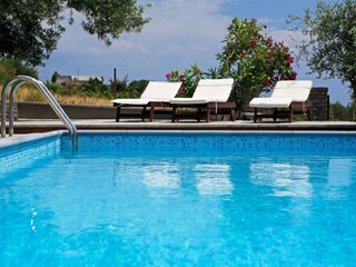 Sonnenliegen am Pool