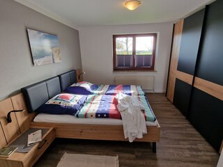 Schlafzimmer mit Doppelbett