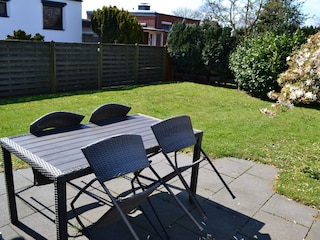 Unsere große gepflegte Terrasse und Garten in Südlage