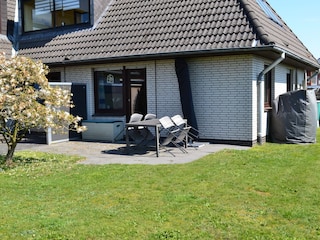 Unsere große gepflegte Terrasse und Garten in Südlage