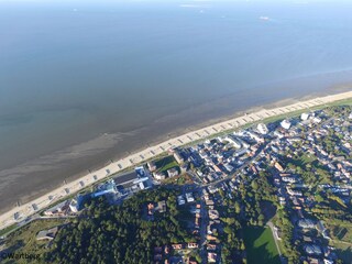 Der weitläufige, feine Strand ist keine 500m entfernt