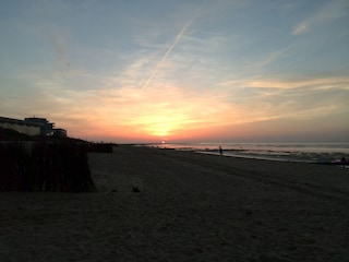 Sonnenuntergänge am Strand erleben-im Sommer um 22 Uhr