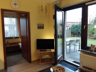 Das Wohnzimmer mit Blick zum Garten in Südlage