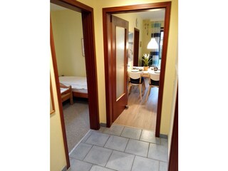 Flur mit Blick ins vordere Schlafzimmer und Wohnzimmer