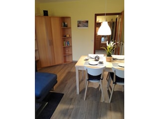 Helles Wohnzimmer mit Eckschrank