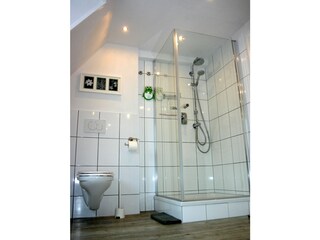 Badezimmer mit Regendusche, Toilette und 2 Waschbecken