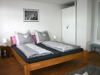 Gemütliches Schlafzimmer mit Doppelbett 180 x 200 cm