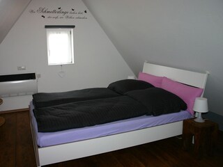 Romantisches Giebelzimmer mit französischem Bett