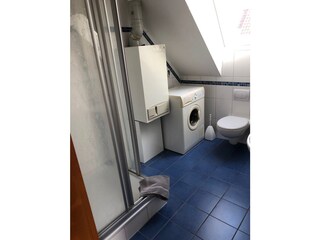Badezimmer mit Waschmaschine